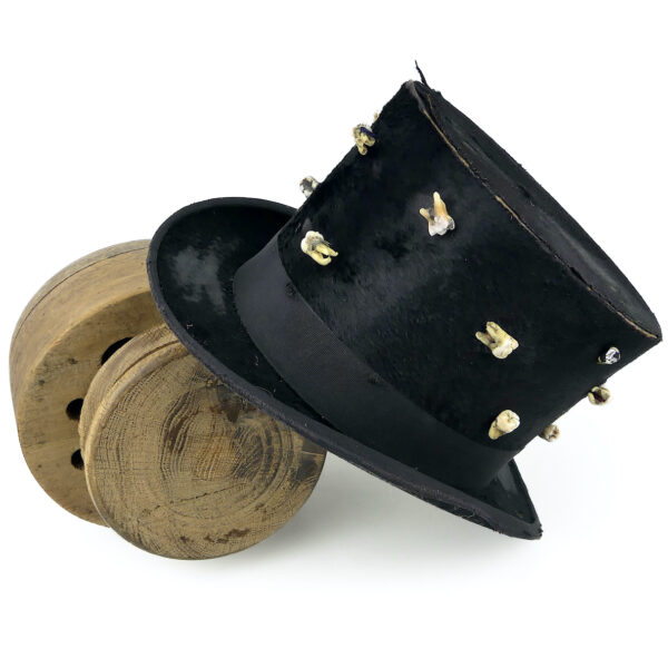 Chapeau d’arracheur de dents haut-de-forme noir sur porte-chapeau XIXe (dessous 3/4)