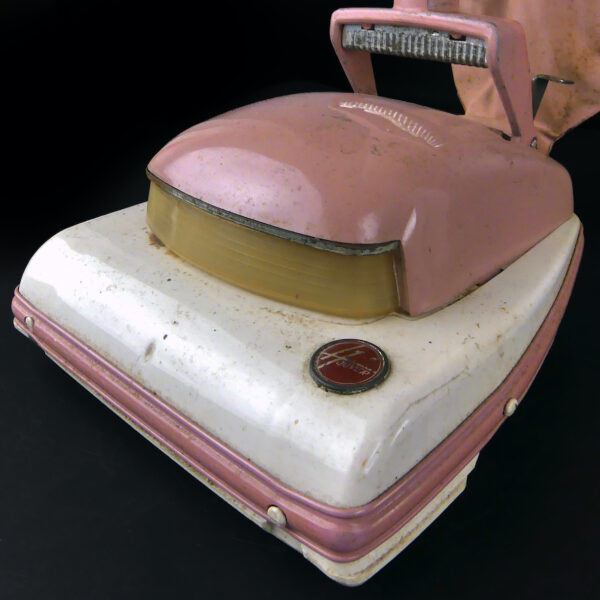Aspirateur Hoover jouet ancien d'imitation Joustra Mi-XXe (détail)