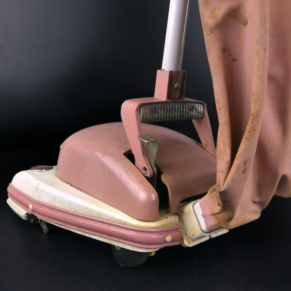 Aspirateur Hoover jouet ancien d'imitation Joustra Mi-XXe (détail)