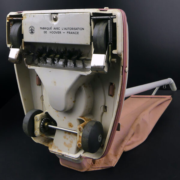 Aspirateur Hoover jouet ancien d'imitation Joustra Mi-XXe (dessous)