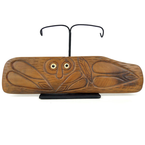 Rongorongo Rapa Nui en bois ciselé sur socle Écriture pascuane Île de Pâques (face)