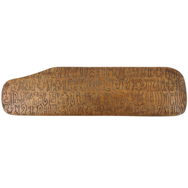 Rongorongo Rapa Nui en bois ciselé sur socle Écriture pascuane Île de Pâques (face)