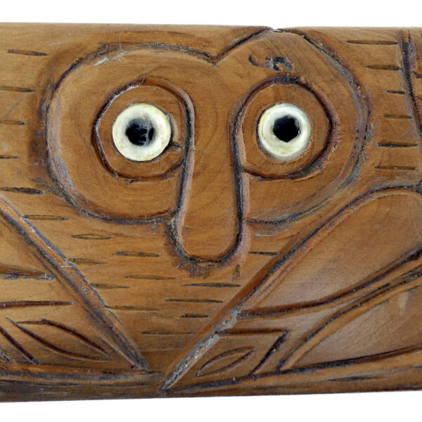 Rongorongo Rapa Nui en bois ciselé sur socle Écriture pascuane Île de Pâques (détail)
