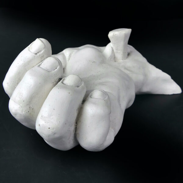 Moulage de main cloué en plâtre signé Octave Art sacré Curiosité (dessus)