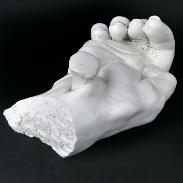 Moulage de main cloué en plâtre signé Octave Art sacré Curiosité (dessous 3/4)
